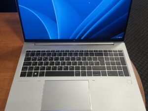 HP Elitebook 865 G10 16.0 Touch AMD Ryzen 7 Pro 7840U 32GB 256GB SSD AMD Radeon 16"WUXGA 24 mėn garantija***