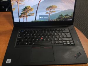 ThinkPad P1 Gen 3 15.6 FHD IPS i7-10850H 32GB 512GB SSD Quadro T2000-Max-Q 4GB, 43% Su kosmetiniai trūkumais, speakeriais