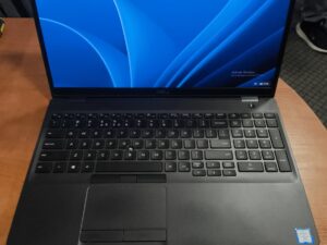 Dell Latitude 5500 15.6 FHD IPS i7-8665U, 16GB, 512GB SSD, 34%, USA Klaviatūra