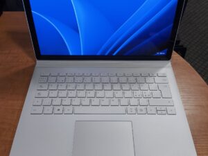 Microsfot Surface Book 1 13.5" 3000*2000 IPS i5-6300U 8GB 256GB SSD Nvidia Geforce 1GB, 3%/3%