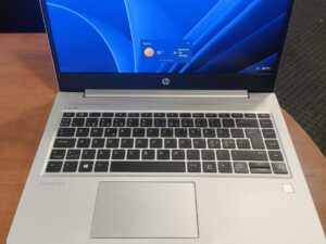HP ProBook 445 G7 14.0 Fhd Ips Ryzen 3 4300u 8gb 256gb 5% Windows 11 Home surašyta, yra nuospaudų nuo klaviatūros