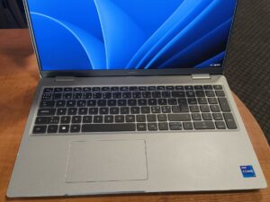 Precision 3571 15.6 FHD IPS i7-12700H 1*32GB DDR5 4800MHz, 512GB SSD, Quadro T600 4GB, 16% 97WH, Lupasi dažai nuo korpuso viršaus