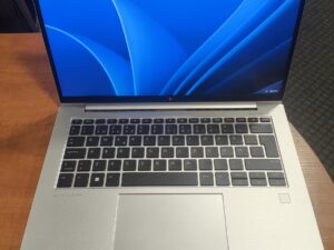 HP Elitebook 845 G9 14.0 FHD+ IPS Ryzen 7 6850U 16GB DDR5 256GB SSD , 28% Su nedideliu kosmetiniu trūkumu