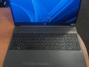 HP 255 G8 15.6 FH IPS Ryzen 5 3500u 16gb 256gb 17% C Grade, USA Klaviatūra