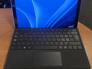 Surface Pro 7 12.3 i5-1035G4 8GB 256GB SSD 9% Skilęs LCD, Touch veikia. Su klaviatūra