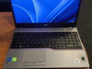 Fujitsu H5511 15.6 FHD IPS  i7-1165g7 32GB RAM 512 SSD, 10%, 4-8+++ val laiko baterija