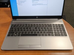 HP 255 G8 15.6 FH TN Ryzen 5 3500u 8gb 256gb 6% Vienas klavišas iškritęs - Raidė - U