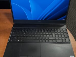 Dell Precision 7550 15.6" FHD IPS i7-10850H 32GB 512GB SSD Nvidia RTX 5000 16GB GDDR6 Max-Q, 68%, Neveikia web camera