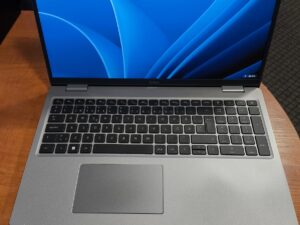 DELL Latitude 5530 15.6 FHD IPS i5-1245U 16GB 256GB SSD , Windows 11 pro licenzija. Windows surašyta 30%